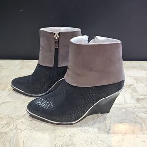 mark. Black and‎ Brown Heeled Boots with Side Zipper